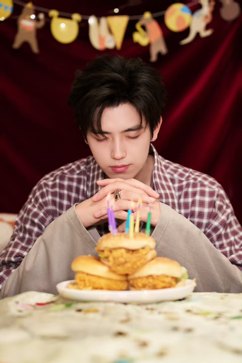 Apnaries0408's tweet photo. 26ขวบแล้ว💙 https://t.co/DSKtPqEEfE