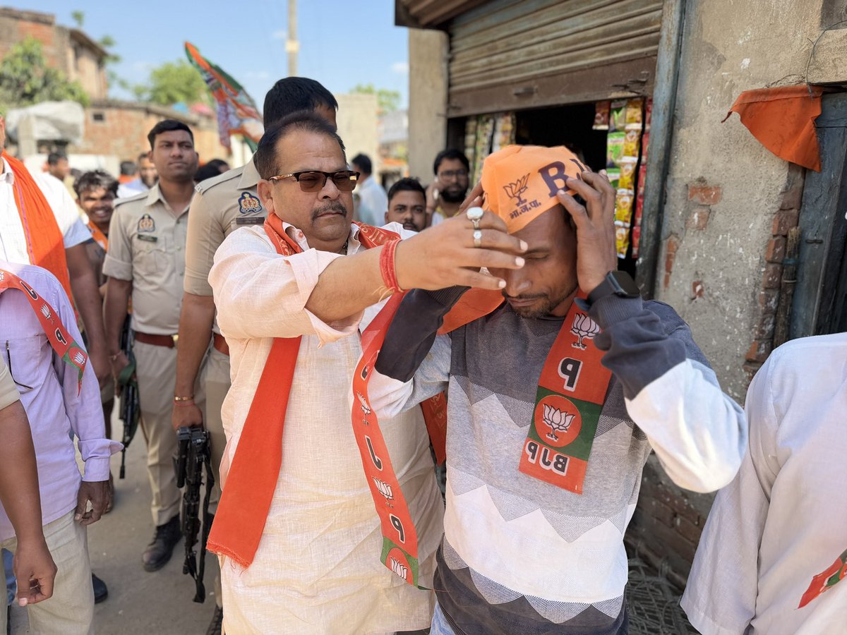 Raghvendra171's tweet photo. आज विधानसभा क्षेत्र डुमरियागंज के अंतर्गत जलालपुर में आयोजित बस्ती सम्पर्क अभियान के दौरान जनसंपर्क किया। 

आप सभी से आग्रह है कि 2027 में पुनः अपने सहयोग और समर्थन से मोदी-योगी सरकार को मजबूत बनाते हुए भाजपा की सरकार बनाएं।

@myogioffice 
@myogiadityanath https://t.co/An3h6BevIC