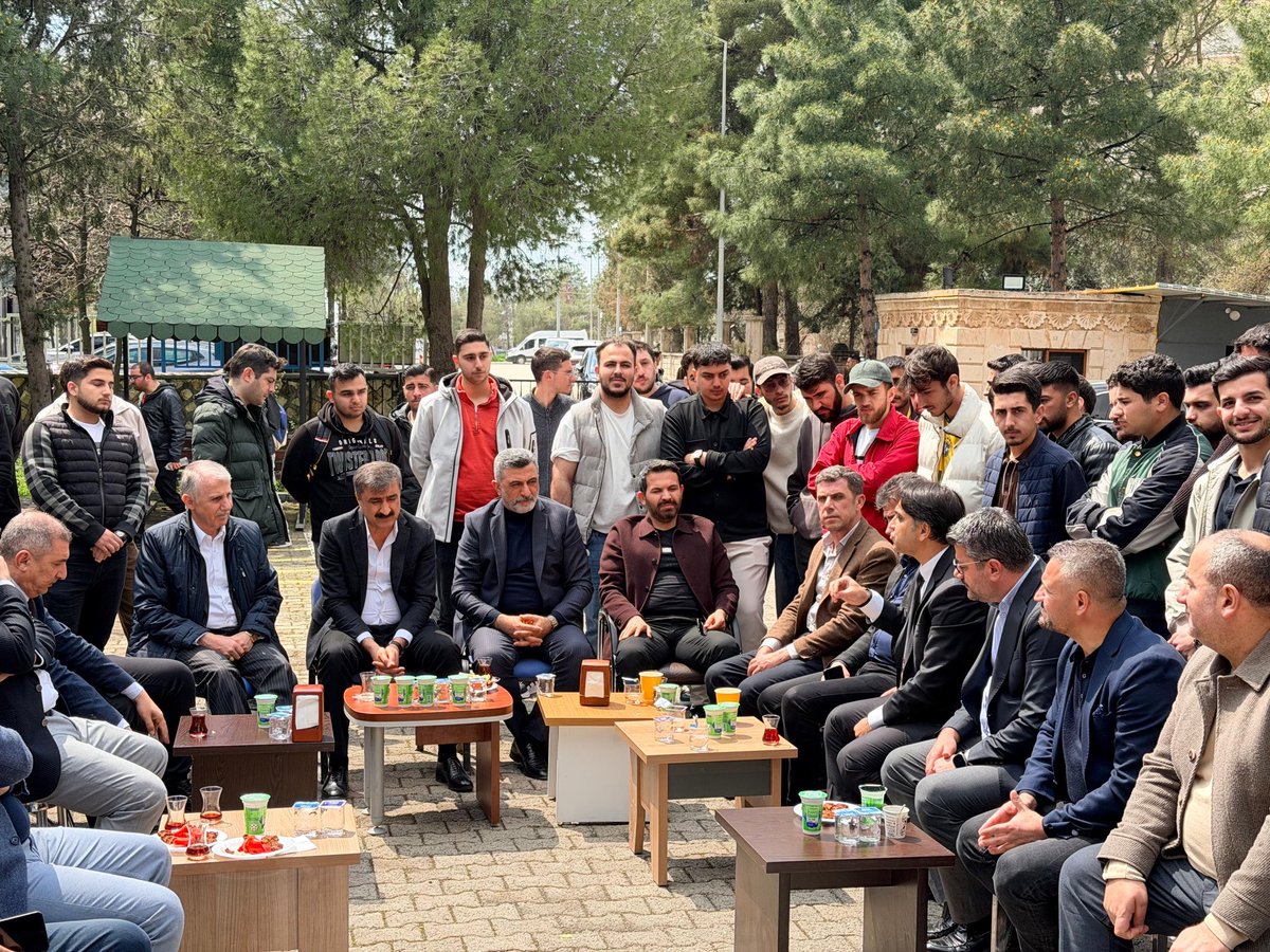 Mardin OSB Başkanı Abdulnasır Duyan, Mardin TSO YK Üyesi İbrahim Batum, iş insanı Mehmet Timurağaoğlu, İlim Yayma Cemiyeti Mardin İl Başkanı Necmettin Başboğa, Rektör Yardımcımız Prof. Dr. Yusuf Doğan ve Genel Sekreterimiz Eyyüp Birkan öğrencilerimizle bir araya geldi.