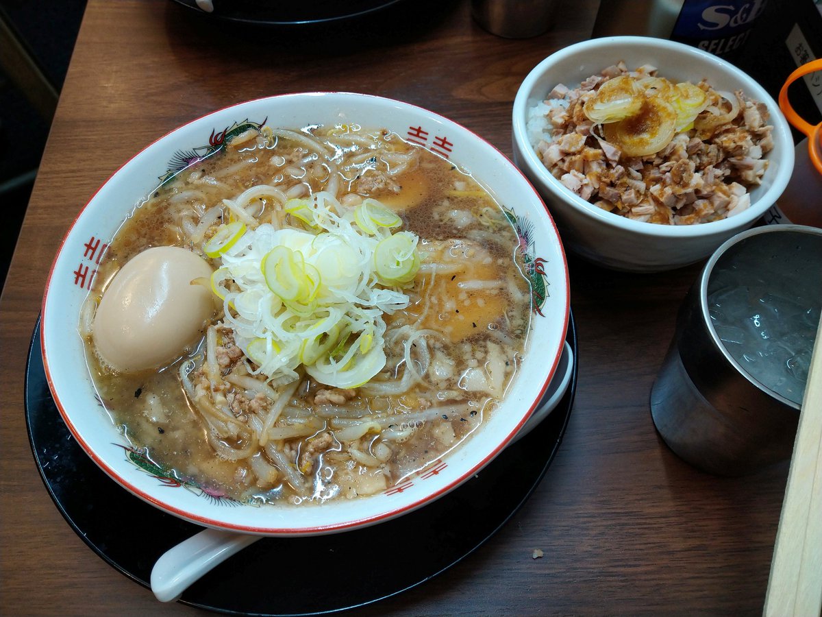 n_denchu's tweet photo. チャーシュー丼と一緒に食うのが美味い https://t.co/wO5XEeOkTL