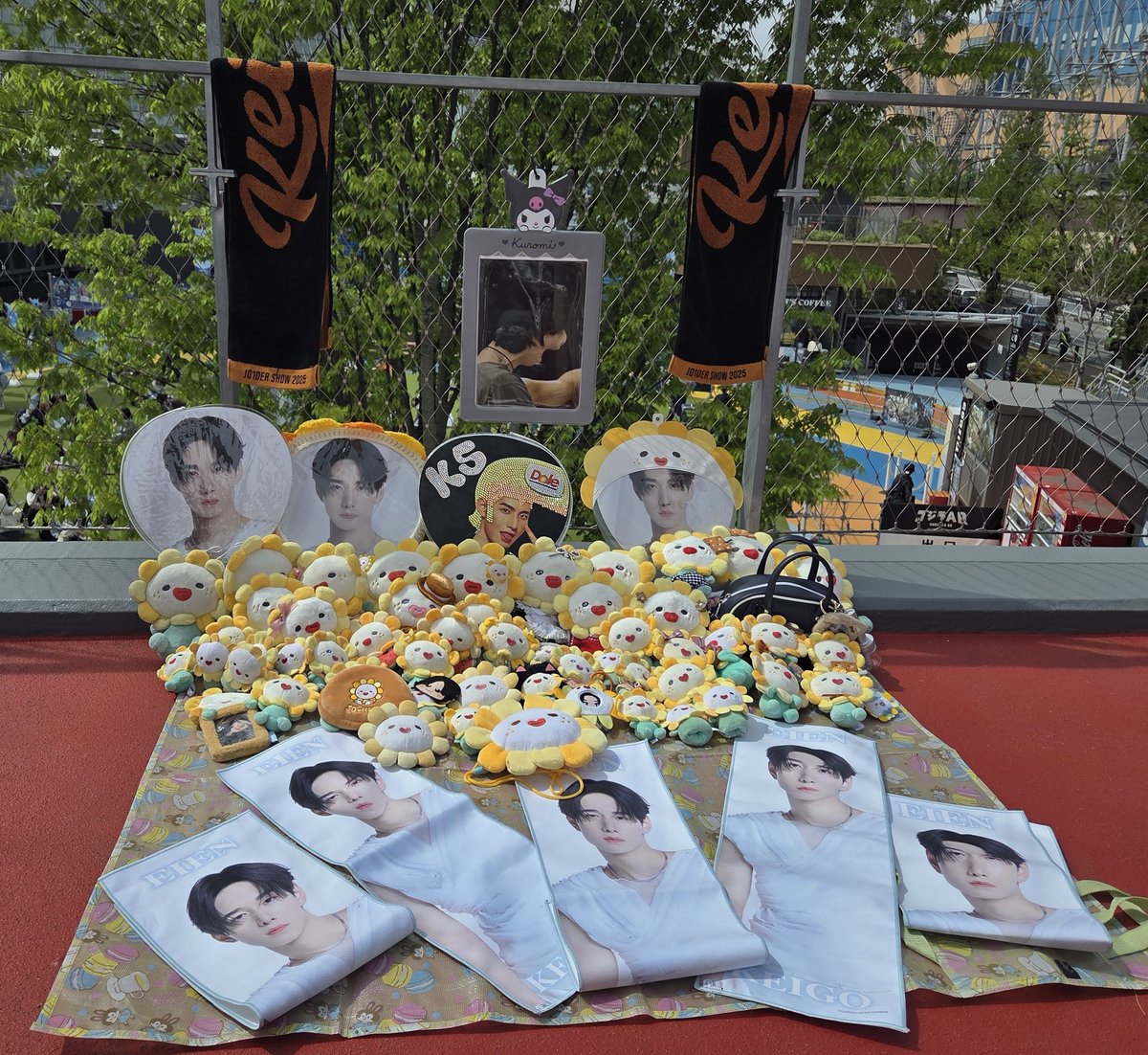 meganeko tweet media