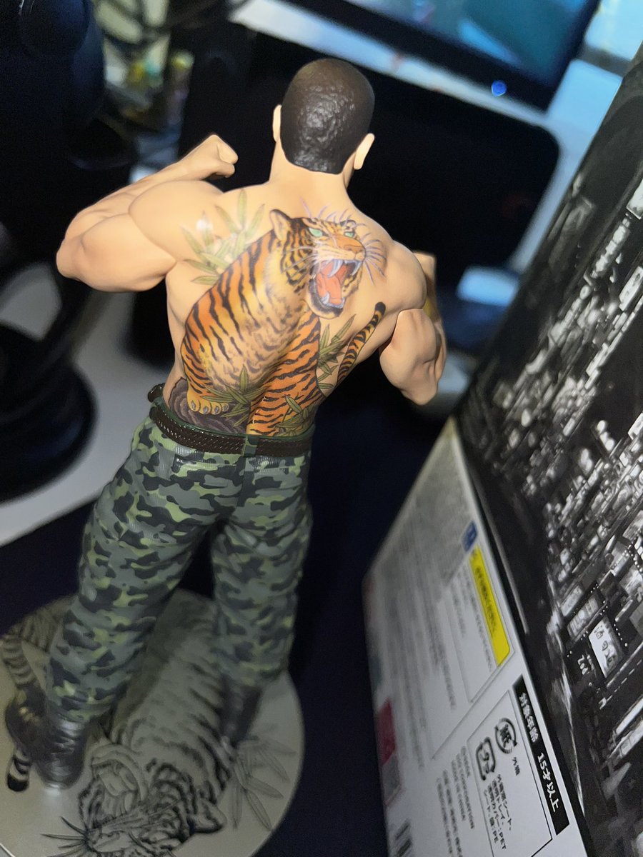 voy con toda la ilusión a abrir la figura de Saejima y van y me la traen defectuosa, el tema de que venga sin pantalones me lo van a tener que explicar