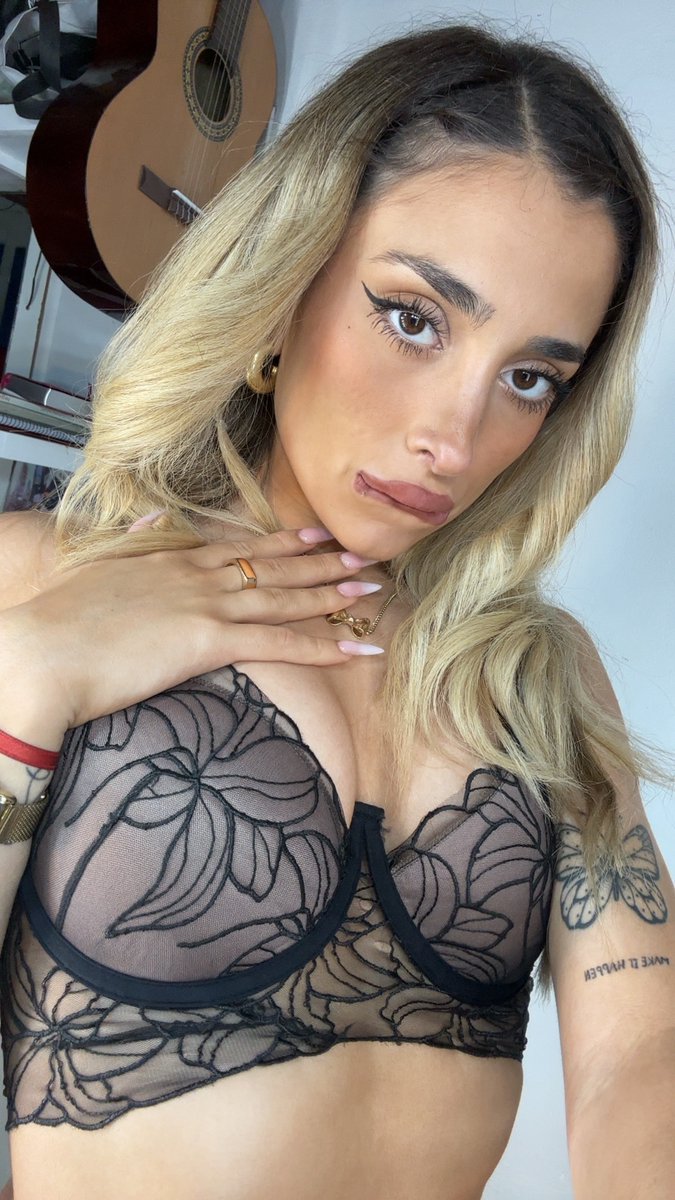 tacopineclara's tweet photo. On va faire un jeu : 
tu likes ❤️ = une photo
tu commentes 💬 = 2 photos 
tu RT 🔁 = une vidéo
Tu peux tout faire aussi 👀
(soit abonné sinon je ne pourrais pas te dm pour t'envoyer ta récompense) https://t.co/UioNG4tZmV