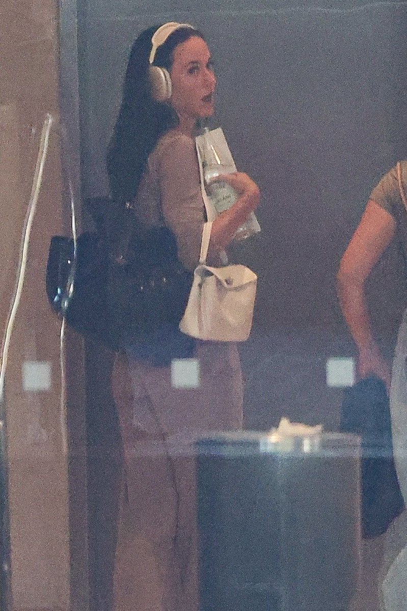 Katy Perry leaving a hotel around Los Angeles (04.07.2026)