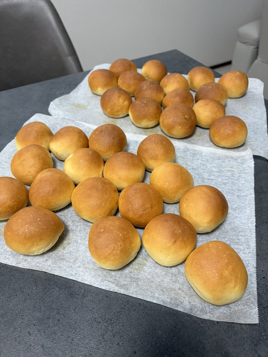 chimako_7124's tweet photo. 今日は我が家定番の丸パン🍞
晩御飯ドライカレーにしたから一緒に食べました🍛🥄
ふわふわだけど弾力もあって美味しいのだ🙌😆

#パン作り https://t.co/ULkk1Snd0O