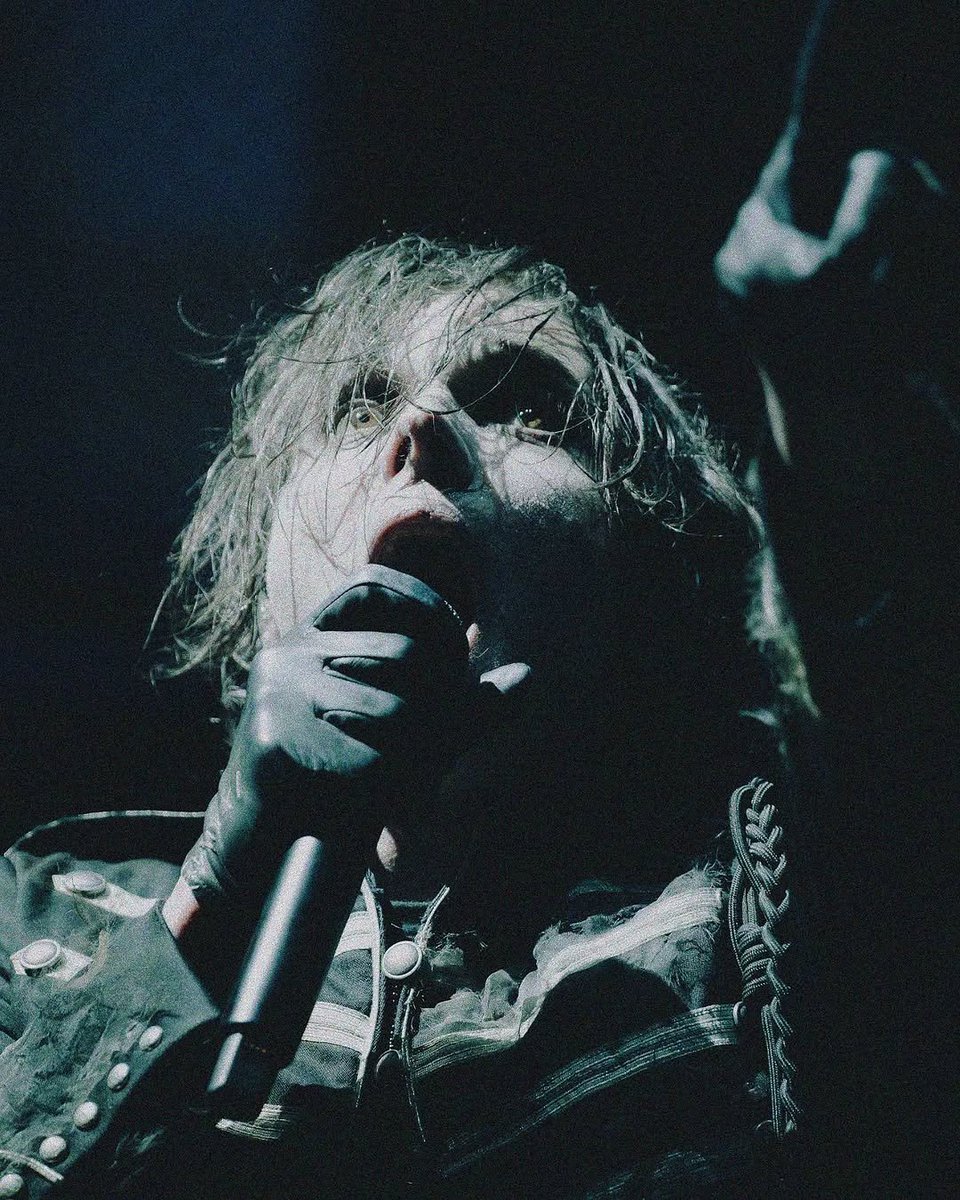 0X1forhalos's tweet photo. Happy 49th birthday to the frontman and the founder of My Chemical Romance, Gerard Arthur Way ♡ https://t.co/vB1dnCNENY