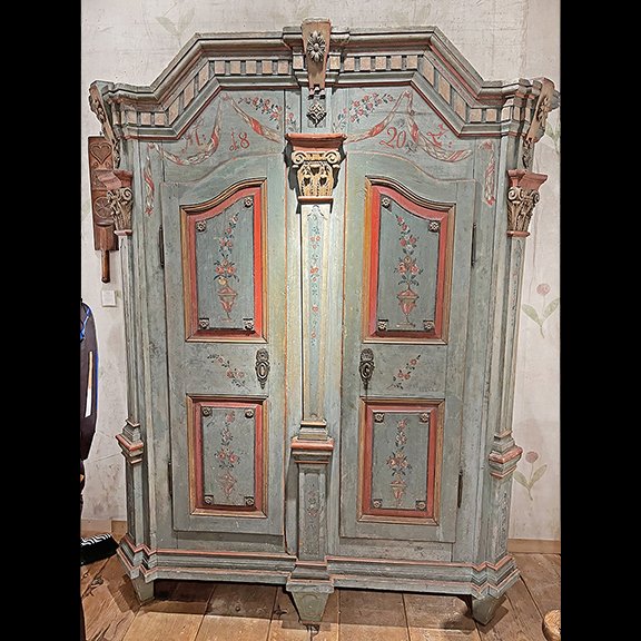 AntiqueDigest's tweet image. At the Winter Show: Robert Young Antiques asked $45,000 for this paint-decorated marriage cupboard, pine with parcel gilt detail, Germany, Bavaria, initialed “M L” and dated “1820.” maineantiquedigest.com/stories/the-20… #antiques #antique #furniture #cupboard #Germany #Bavaria #art #painted