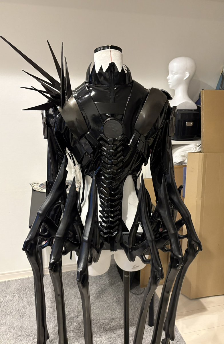 seeeeeeen_cos's tweet photo. ズボントルソー着せられなくて撮り忘れちゃったけどNIKKE ベヒモス完成した〜、、、‼️

液体金属の表現とテカテカアーマーに100年かかっちゃったけど背面もかっこよく作れて大��足🫶🫶🫶

大変頑張りました、、、

 #しーん製作所 https://t.co/4QTg7a0HcF