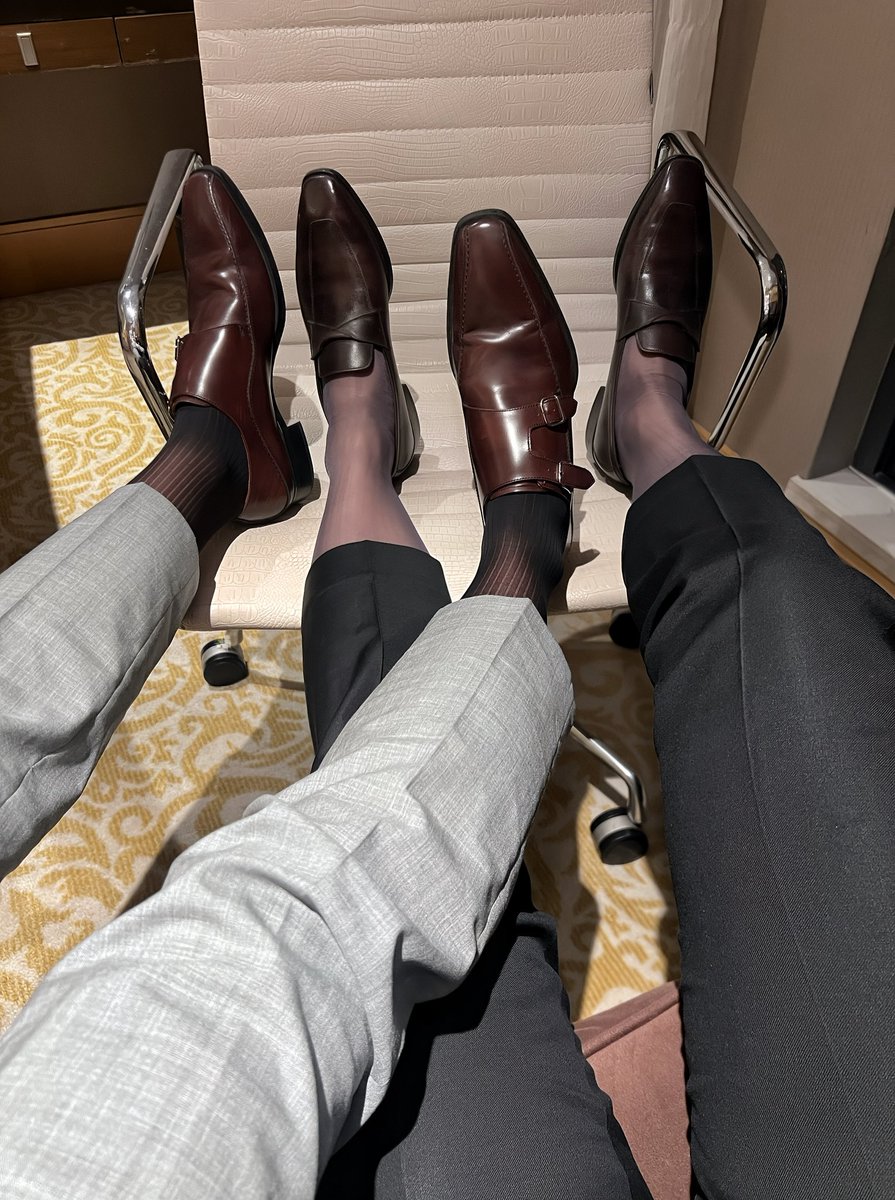 律一SuitSocks tweet media