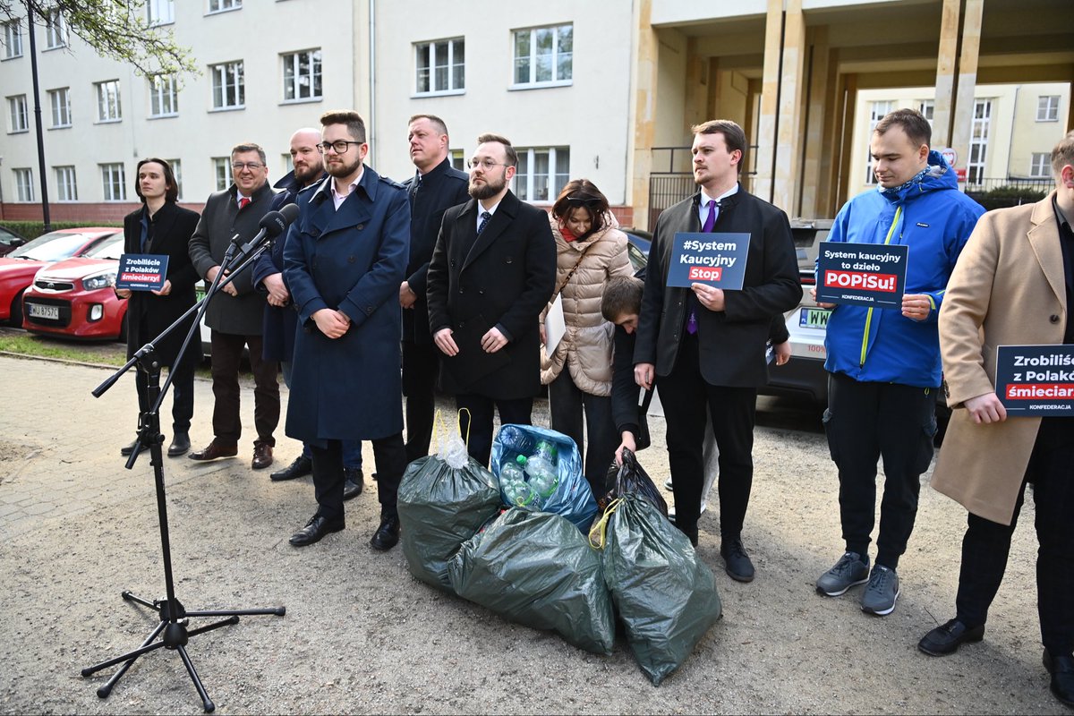 KONFEDERACJA_'s tweet photo. Dzisiejsza konferencja pod Ministerstwem Klimatu w ramach akcji #SystemKaucyjnySTOP

Dziś jasno pokazaliśmy sprzeciw wobec źle przygotowanego i kosztownego systemu kaucyjnego, który uderza w przedsiębiorców i konsumentów! 

➡️ System, który w teorii ma wspierać recykling, w praktyce generuje chaos, dodatkowe opłaty i przerzuca odpowiedzialność na obywateli oraz małe firmy. Tymczasem już teraz widać, że jego wdrożenie w Polsce wiąże się z licznymi problemami organizacyjnymi i logistycznymi!
