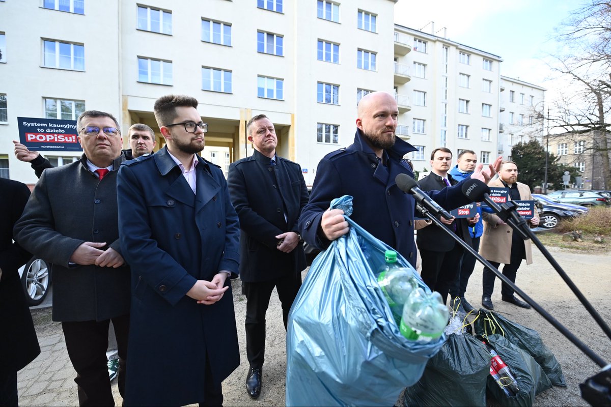 KONFEDERACJA_'s tweet photo. Dzisiejsza konferencja pod Ministerstwem Klimatu w ramach akcji #SystemKaucyjnySTOP

Dziś jasno pokazaliśmy sprzeciw wobec źle przygotowanego i kosztownego systemu kaucyjnego, który uderza w przedsiębiorców i konsumentów! 

➡️ System, który w teorii ma wspierać recykling, w praktyce generuje chaos, dodatkowe opłaty i przerzuca odpowiedzialność na obywateli oraz małe firmy. Tymczasem już teraz widać, że jego wdrożenie w Polsce wiąże się z licznymi problemami organizacyjnymi i logistycznymi!