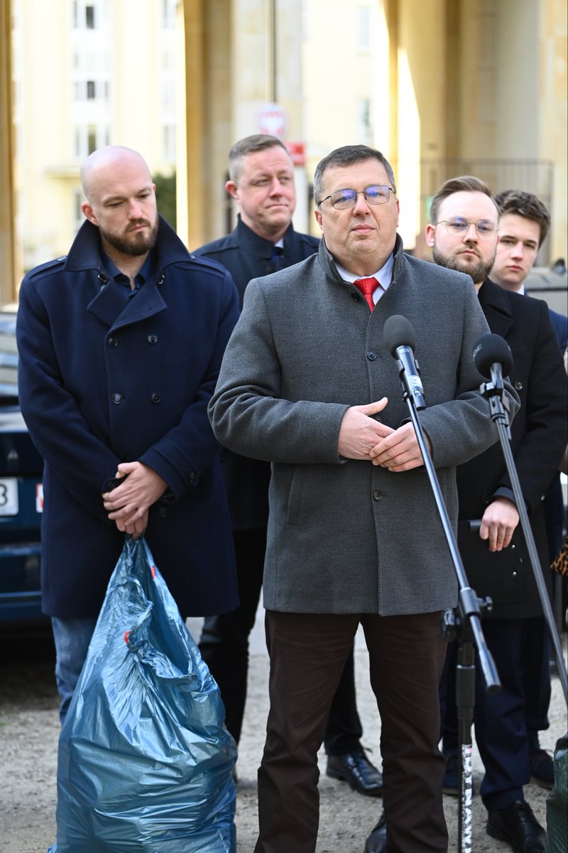 KONFEDERACJA_'s tweet photo. Dzisiejsza konferencja pod Ministerstwem Klimatu w ramach akcji #SystemKaucyjnySTOP

Dziś jasno pokazaliśmy sprzeciw wobec źle przygotowanego i kosztownego systemu kaucyjnego, który uderza w przedsiębiorców i konsumentów! 

➡️ System, który w teorii ma wspierać recykling, w praktyce generuje chaos, dodatkowe opłaty i przerzuca odpowiedzialność na obywateli oraz małe firmy. Tymczasem już teraz widać, że jego wdrożenie w Polsce wiąże się z licznymi problemami organizacyjnymi i logistycznymi!