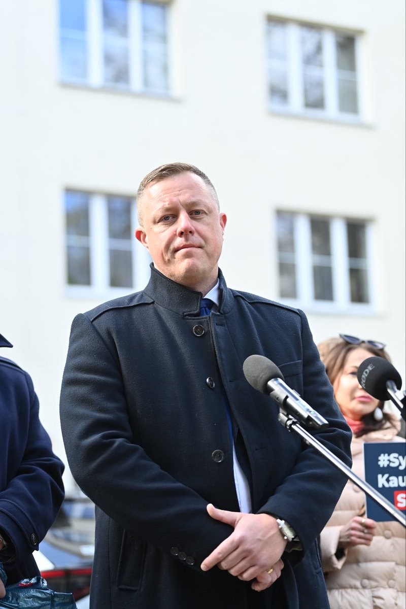 KONFEDERACJA_'s tweet photo. Dzisiejsza konferencja pod Ministerstwem Klimatu w ramach akcji #SystemKaucyjnySTOP

Dziś jasno pokazaliśmy sprzeciw wobec źle przygotowanego i kosztownego systemu kaucyjnego, który uderza w przedsiębiorców i konsumentów! 

➡️ System, który w teorii ma wspierać recykling, w praktyce generuje chaos, dodatkowe opłaty i przerzuca odpowiedzialność na obywateli oraz małe firmy. Tymczasem już teraz widać, że jego wdrożenie w Polsce wiąże się z licznymi problemami organizacyjnymi i logistycznymi!