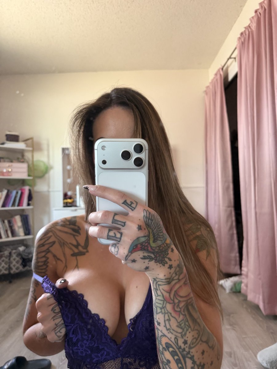 KathrineSimons's tweet photo. @anjessiee Battle of the boobs https://t.co/vN8lch6o25
