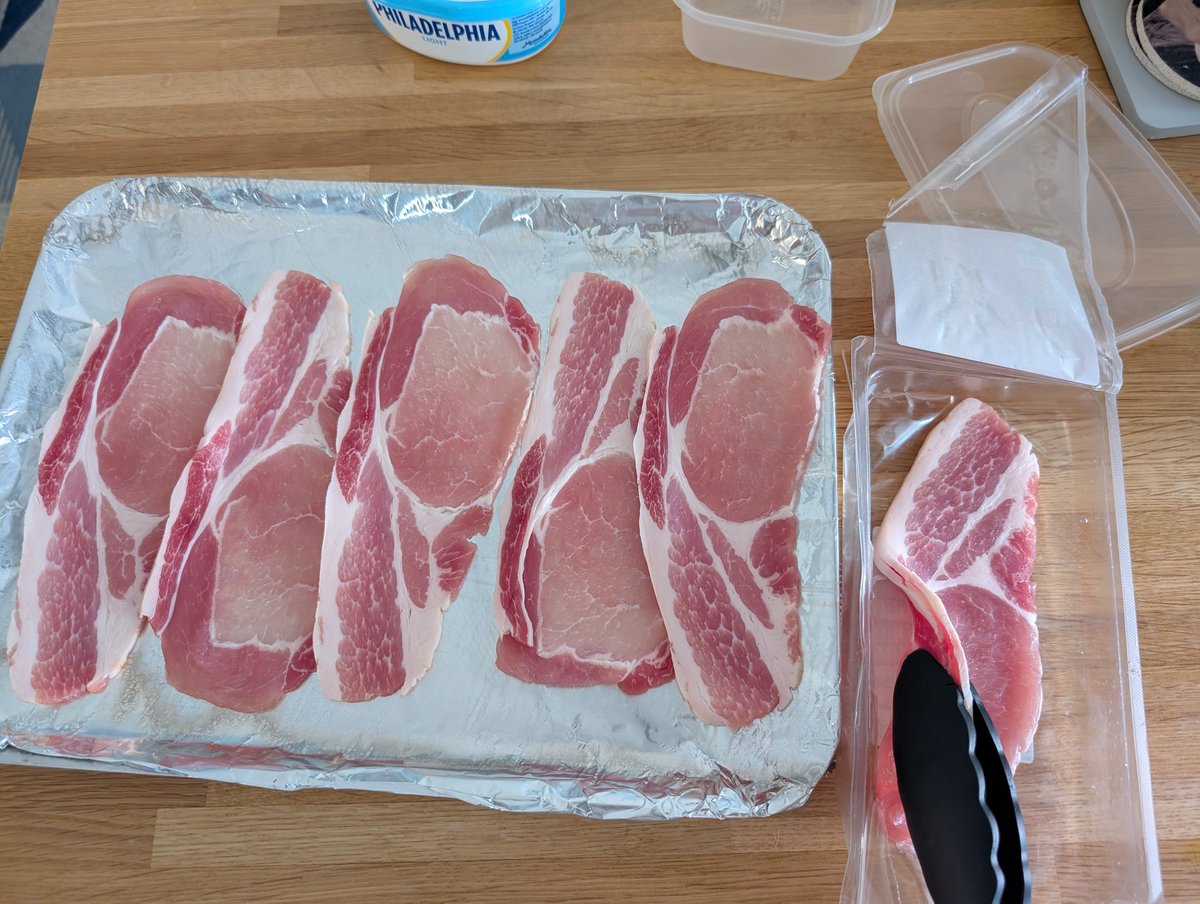 rhiannaash's tweet photo. @sainsburys why is there only 7 rashers of bacon in my pack of 10? Absolute joke 😤 https://t.co/wX3qDPJ2Ay