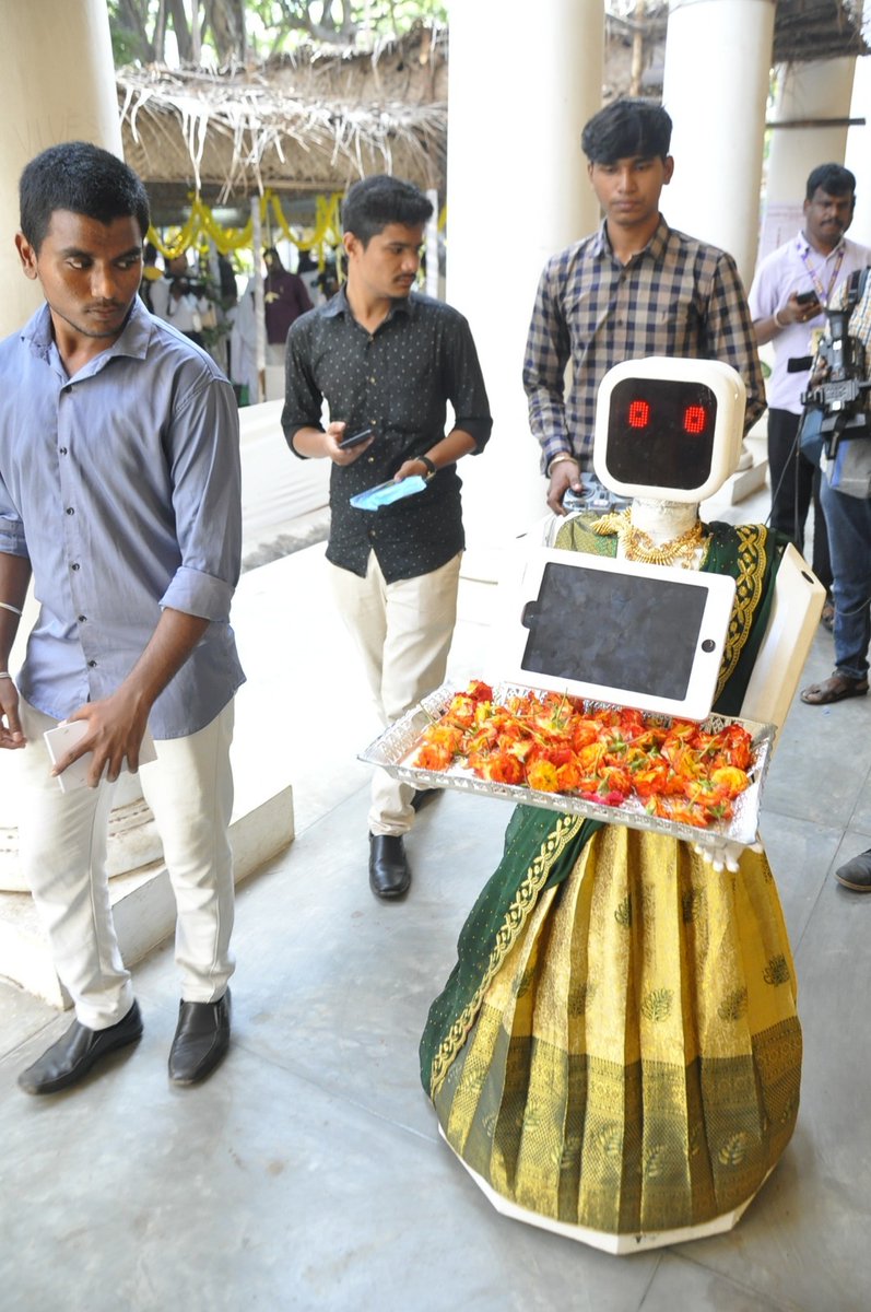 CollectorDeoPdy's tweet photo. A robot welcoming voters with flowers at the polling station in the VOC Govt. Hr. Sec. School, Puducherry.
#ElectionDay #PuducherryVotes #TechForGood #InnovativeIndia #RobotWelcome https://t.co/waAUxyhIKj