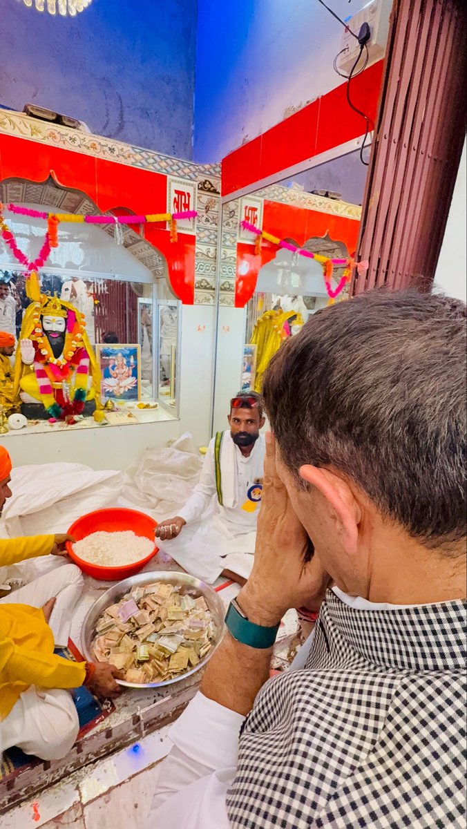 आज बड़ामलहरा के अबारधाम में श्री श्री 1008 श्री संत रविदास जी महाराज एवं गंगा मैया की मूर्ति स्थापना कार्यक्रम में शामिल होने का सौभाग्य प्राप्त हुआ।

संत रविदास जी के समता और मानवता के संदेश तथा गंगा माता का आशीर्वाद समस्त प्रदेश पर सदैव बना रहे, यही प्रार्थना है।