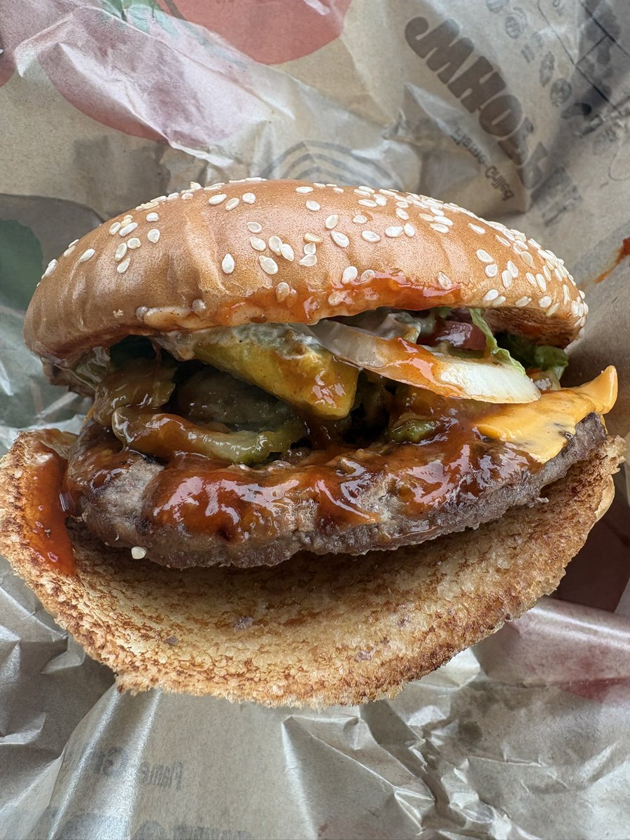 #弾丸出張 は、
熊本。

最近食べ歩けてない。。。😩

インター🚗乗る前に、🍔👑

チーズスパイシーサルサアボカドワッパー。