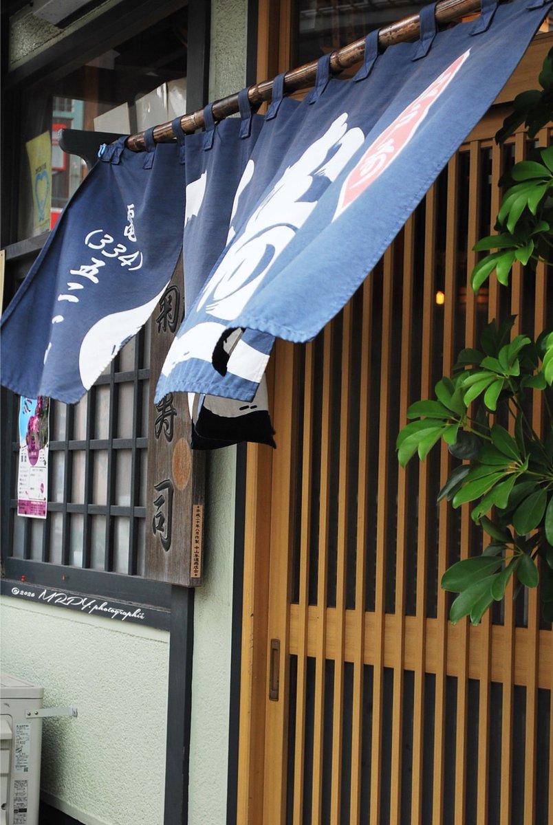 DeepshotDownTL's tweet image. .

街が紡ぐ囁き

藍色の暖簾、緋色の蔦、そして街の静かなリズムが織りなす綴織。角を曲がるたびに詩が生まれ、一羽の𓅩 鳥が街の無言の歌にひとつの音符を添えてゆく..｡

㈭  今日も １日お疲れさまでした 𖠿𖠋

.

.
#chasinglight #random #snaps 
#streetphotography #photography 
#D3300