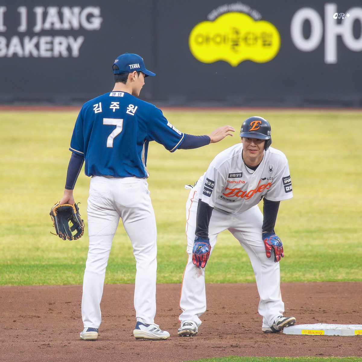 ᴏʀᴀɴɢᴇʀᴏᴍᴀɴᴄᴇ tweet media