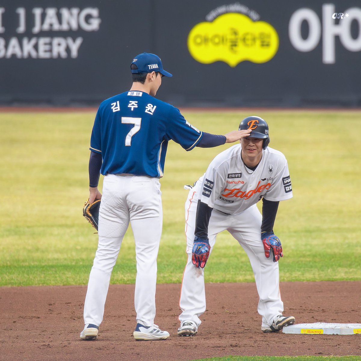 ᴏʀᴀɴɢᴇʀᴏᴍᴀɴᴄᴇ tweet media