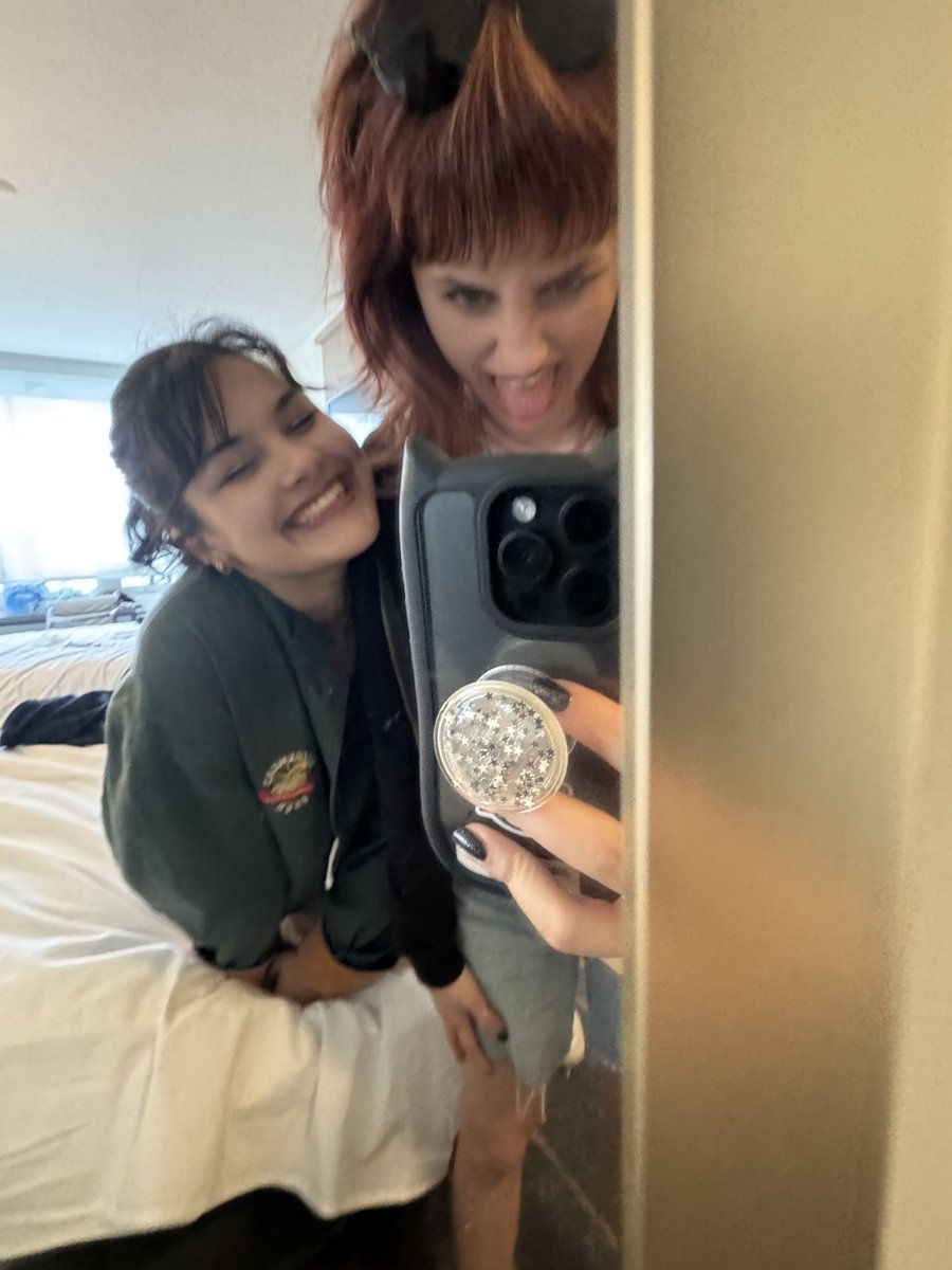 chloe 🍸 tweet media