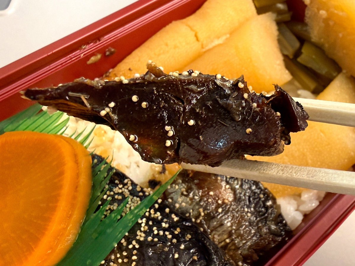 h_gashiyama's tweet photo. 日本最高クラスの駅弁、ついに見つけた…

年間80回くらい出張に行ってて、色々な駅弁を食べまくってきたけど、コレやばい

割と似たライナップが多くなりがちな駅弁界でも、完全に異彩を放っている

甘辛く炊いたニシンと、数の子
その他のおかずは漬物だけという潔さ
その分、ニシンも数の子もどっさり

見てくれて、この数の子の厚み！
モノがいいのか、コリッコリで、臭みゼロ
味付けは濃過ぎず、薄過ぎず、単体でもおいしく食べられる塩加減！

またニシンが素晴らしい！
甘辛い系だけど、濃くない！
ふっくらしてて、ニシンの旨味爆発！
これまた単体でもおいしい塩分濃度に設定してある！

それぞれを白米と食べるのもうまいんだけど、ニシン・数の子・白米、を3つ一気に頬張って、しっかり咀嚼して食う…

これ、至上のうまさかもしれん！！
和食店クラスのおいしさ！！
味付けが控えめで、上品なのよ、このビジュアルなのに！笑

弁当としても最高だし、酒のつまみとしても抜群！！
確か価格も1300円くらいだった気がする

函館駅名物 鰊みがき弁当、となってるけど東京駅でも買えた！