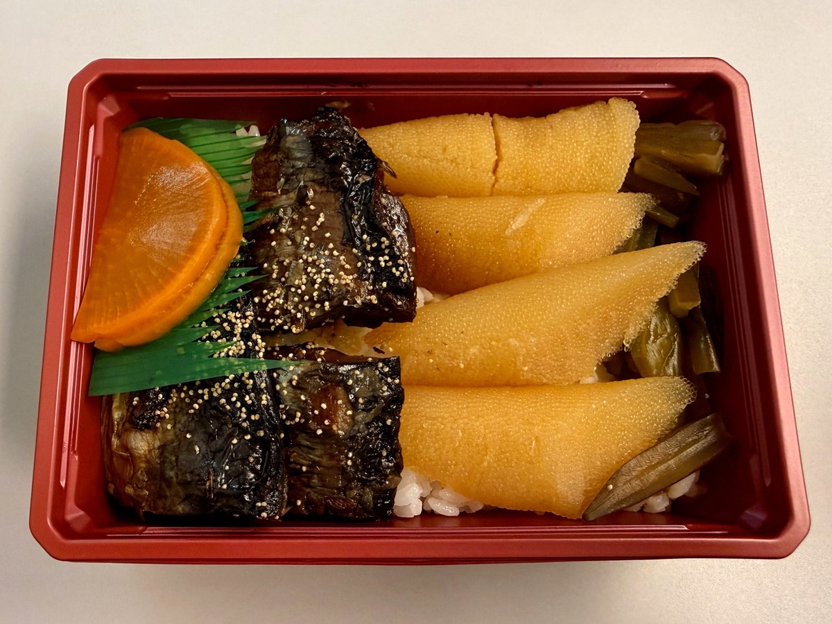h_gashiyama's tweet photo. 日本最高クラスの駅弁、ついに見つけた…

年間80回くらい出張に行ってて、色々な駅弁を食べまくってきたけど、コレやばい

割と似たライナップが多くなりがちな駅弁界でも、完全に異彩を放っている

甘辛く炊いたニシンと、数の子
その他のおかずは漬物だけという潔さ
その分、ニシンも数の子もどっさり

見てくれて、この数の子の厚み！
モノがいいのか、コリッコリで、臭みゼロ
味付けは濃過ぎず、薄過ぎず、単体でもおいしく食べられる塩加減！

またニシンが素晴らしい！
甘辛い系だけど、濃くない！
ふっくらしてて、ニシンの旨味爆発！
これまた単体でもおいしい塩分濃度に設定してある！

それぞれを白米と食べるのもうまいんだけど、ニシン・数の子・白米、を3つ一気に頬張って、しっかり咀嚼して食う…

これ、至上のうまさかもしれん！！
和食店クラスのおいしさ！！
味付けが控えめで、上品なのよ、このビジュアルなのに！笑

弁当としても最高だし、酒のつまみとしても抜群！！
確か価格も1300円くらいだった気がする

函館駅名物 鰊みがき弁当、となってるけど東京駅でも買えた！