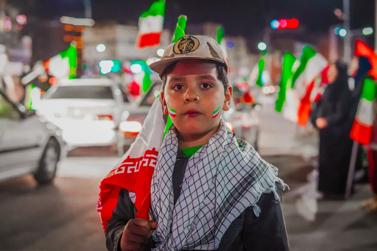 قهرمان شمایید که از کودکی سمت درست جهان و حقانیت در میدان ایستادی  نه آن بزدل ها که مثل موش در سوراخند.
#جانفدا 
#اربعین_خورشید