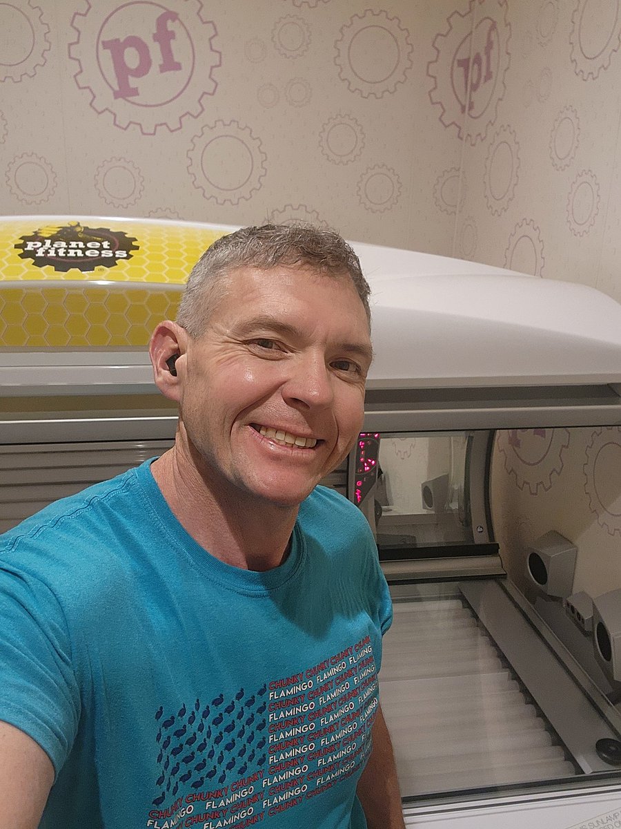 raysenior598's tweet image. Getting it done and a little bit of UV therapy.  Chest and cardio. 
#livehealthy #fitness #workout #weightloss #unfat  #RockTheMingo #PlanetFitness
#getitdone #gymmotivation #canthurtme #motivation