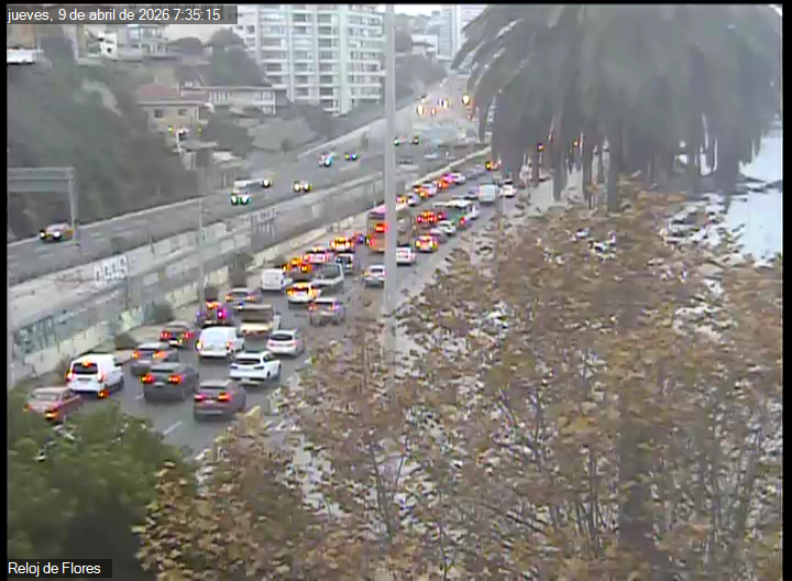 TTIValparaiso's tweet photo. Actualización (07:37) Se mantiene colisión múltiple en Av España dirección Valparaíso. Equipos de emergencia trabajan en el lugar. Habilitada SÓLO una pista en dirección a Puerto.
Prefiera vías de Recreo, C° Esperanza u C° Placeres como alternativa o por Agua Santa y Stos Ossa https://t.co/44bzpKoMJf