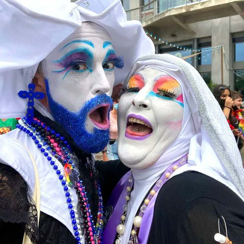 paoloarieldov's tweet image. Quitte à transformer la Pride en défilé avec des signes religieux, pourquoi s'arrêter en si bon chemin ?​
On a déjà les "Sœurs de la Perpétuelle Indulgence", alors à quand les "Musulmanes de la Perpétuelle Indulgence" ? Ou mieux : des hommes barbus en Qamis arc-en-ciel ?
#Pride