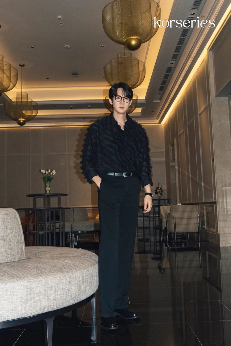 chenecstasy's tweet photo. Jadi inget interview beliau tahun lalu sama media Thailand. Ditanya perasaannya gimana soal orang-orang ngomong dia lebih keliatan dokter daripada para dokter beneran.

Yeonseok bilang “makasih banyak. Tapi aku cuma bisa menangani luka kecil. Kalau luka besar harus dokter beneran yang menangani. Tapi kalau masalah hati, aku bisa bantu” 
yaelahh bisa aja gombalnya 😭🫵🏻