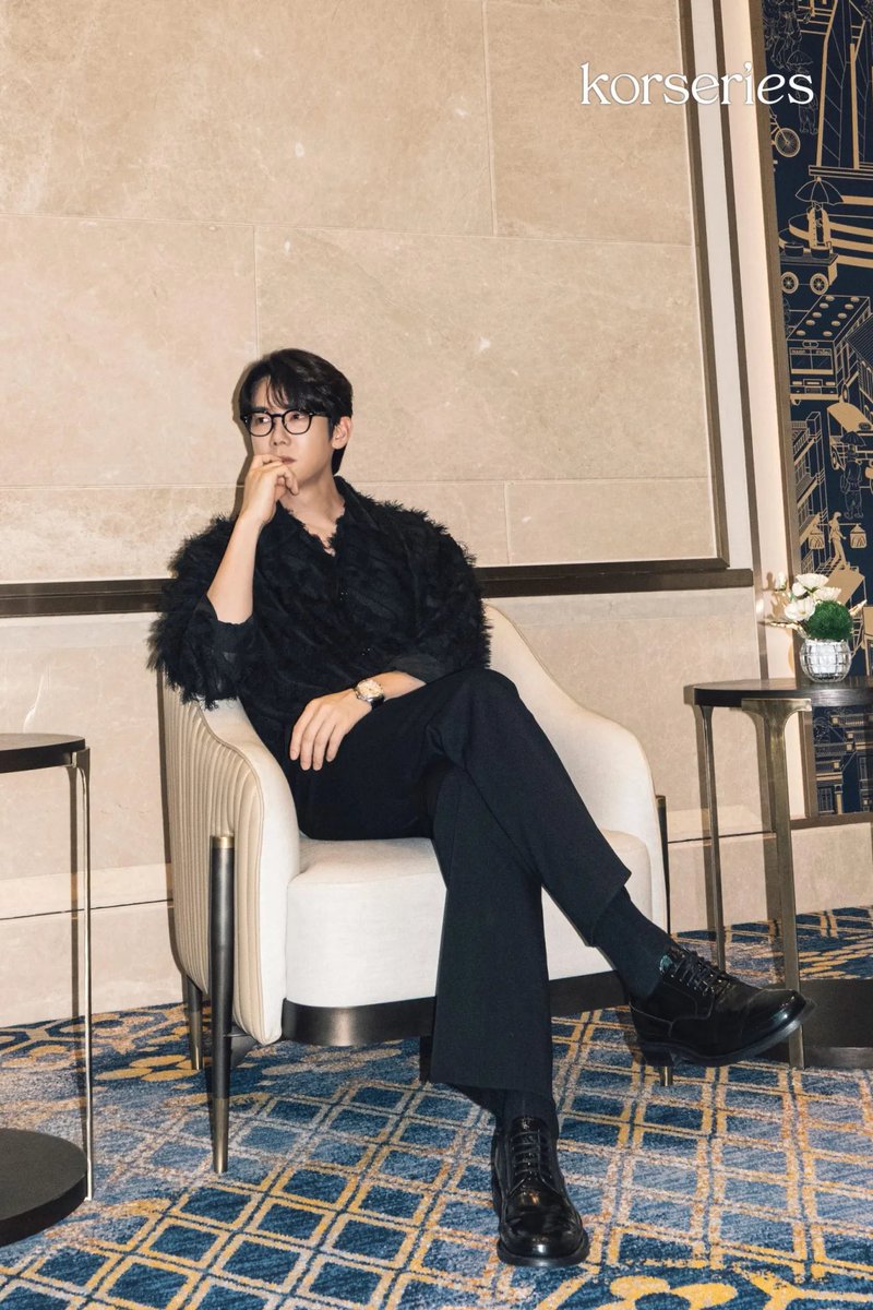 chenecstasy's tweet photo. Jadi inget interview beliau tahun lalu sama media Thailand. Ditanya perasaannya gimana soal orang-orang ngomong dia lebih keliatan dokter daripada para dokter beneran.

Yeonseok bilang “makasih banyak. Tapi aku cuma bisa menangani luka kecil. Kalau luka besar harus dokter beneran yang menangani. Tapi kalau masalah hati, aku bisa bantu” 
yaelahh bisa aja gombalnya 😭🫵🏻