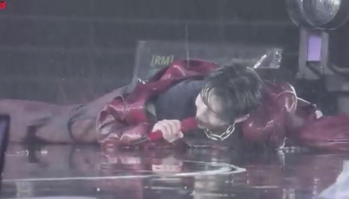 我的偶像居然在擦舞台的地板，因為他們家⋯⋯沒有傭人（哽咽）😭😭😭