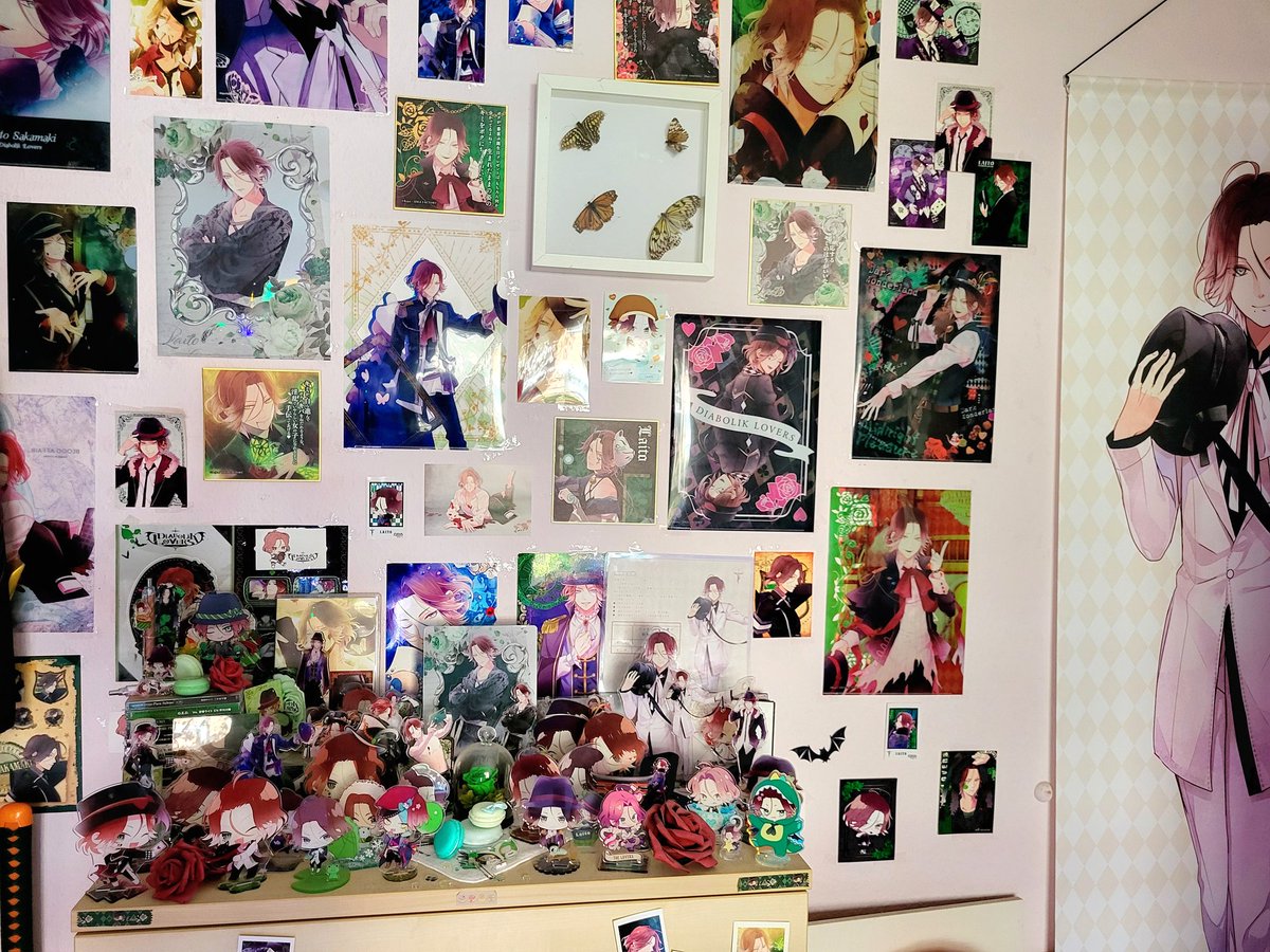 LaitosMacaron's tweet photo. my #otomecorner (more oshi room) 💚✨ theres more around the room and a lot more on the walls, but heres the main part👀✨
#laitosakamaki #diaboliklovers #ディアラバ #逆巻ライト #推し https://t.co/achF5eclbs