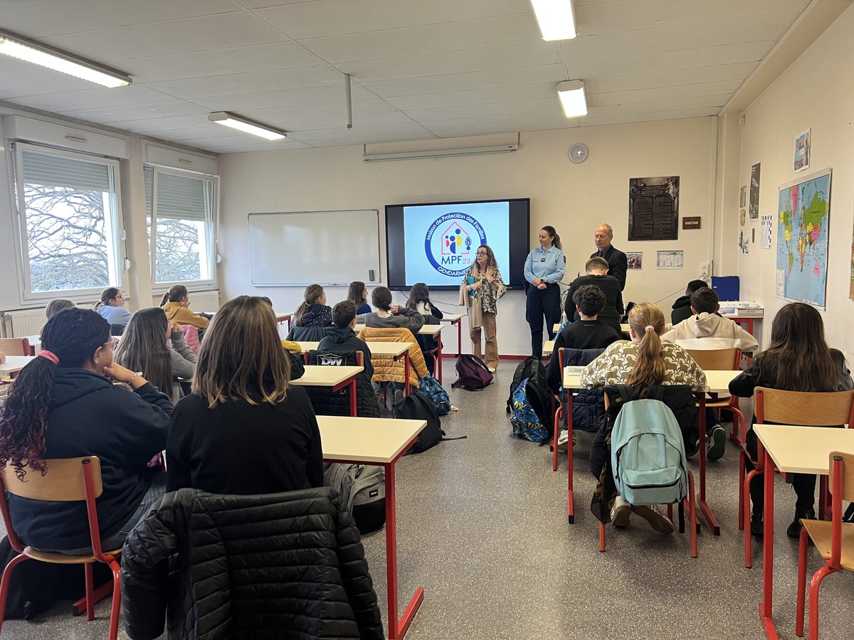 Dsden23's tweet photo. 📍 @CollegeNadaud  – 6ème
📅 06/03/2026
La #mpf23 a sensibilisé les élèves au harcèlement scolaire, au respect et à la bienveillance. 
Merci à tous pour votre engagement !
➡️https://t.co/FyKdGmgCPT
@aclimoges @Gendarmerie_023 
#prévention #harcèlementscolaire #Creuse https://t.co/AieKtzytQd