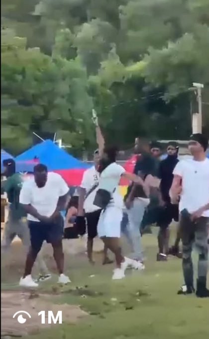 Raggahmufinzent's tweet image. UPDATE: Police list (2) men known as “Sir T or Sir” and “Nu Nu Puss” as persons of interest in the Jarrett Lane shooting that was captured on video and since gone viral. The men are to report to the police by 6pm today…  #Thursday #April #ViralVideo #Jamaica #MountainViewAvenue