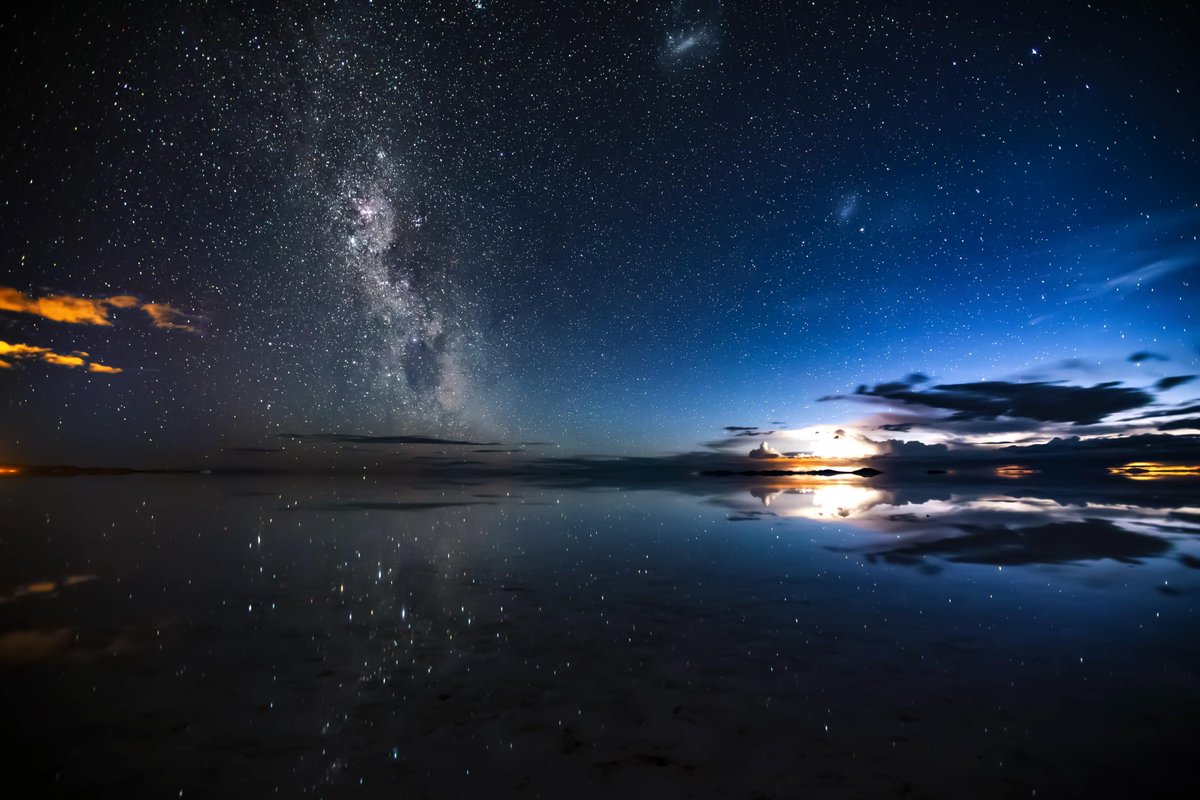 nature_yukiueda's tweet photo. ウユニ塩湖の星空。雨水が張った大地に星空が写り、世界が星に包まれていた。

360°星に囲まれる風景が見れるなんてウユニ塩湖か宇宙しかないだろうな。 https://t.co/HCbHBRuSnC