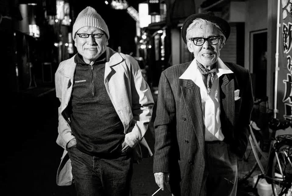 dudleytt's tweet photo. 伝説の老舗ディスコ“エディーズ”のエディさんが亡くなった。写真は5年ほど前に写真家の上出優之利氏と一緒に福生、赤線通りへ会いに行った時のもの。

上出氏が被写体に選んだ最初の人物がエディさんで、僕が2代目ということになり、今でも光栄に思っています。

若き日、ハワイアンバンドに参加して東京の名だたるナイトクラブはほとんど出演したというエディさん。
「モテたでしょう？」
って聞いたら、
「いや、曲を覚えるので忙しくって、それどころじゃなかった」
と笑った。

笑顔が可愛らしくシャイなエディさんの面影が蘇る。冥福を祈ります。

📷 @masanori_kamide