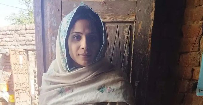 vopm_urdu's tweet photo. Laiba Javaid, just 20, a #Christian girl from Sahiwal, lives in terror.
A local Muslim man threatens to KILL her unless she converts to Islam and marries him by April 15.
Her family hides in fear.
This is #Pakistan's nightmare for minorities.
#SaveLaiba
#EndForcedConversion https://t.co/POKoQSXDr0