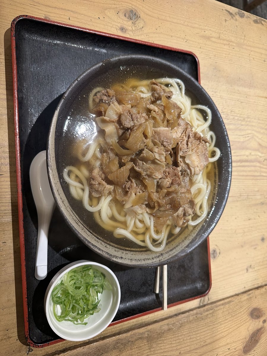肉うどん大盛り、想像の倍の大きさ