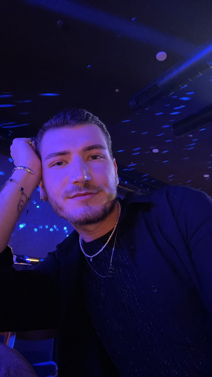 Mekândaki en yakışıklı bendim (mekân 5 kişiydi)