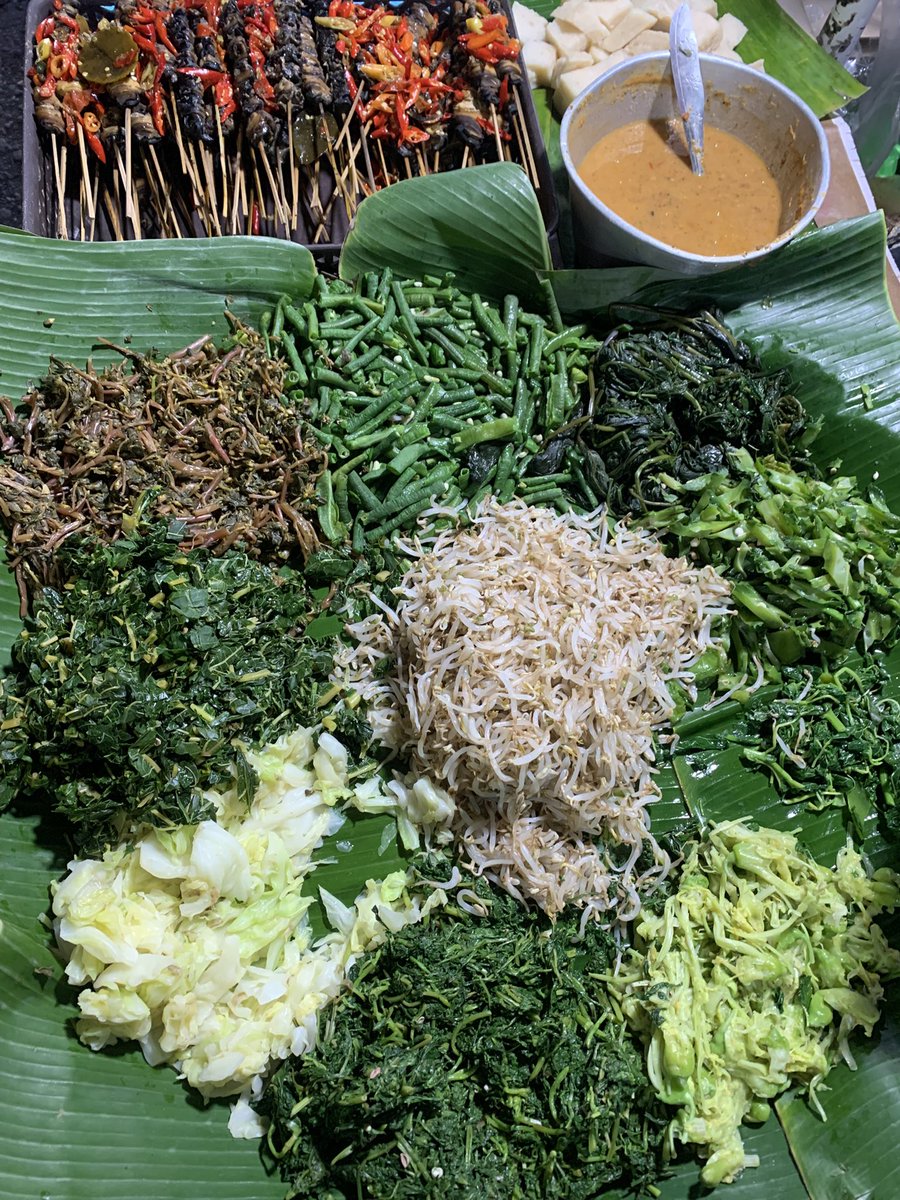 iiiikkkee's tweet photo. Jarang banget nemu penjual pecel sayur + ada sate keong nya gini. https://t.co/0yTVOOieEn