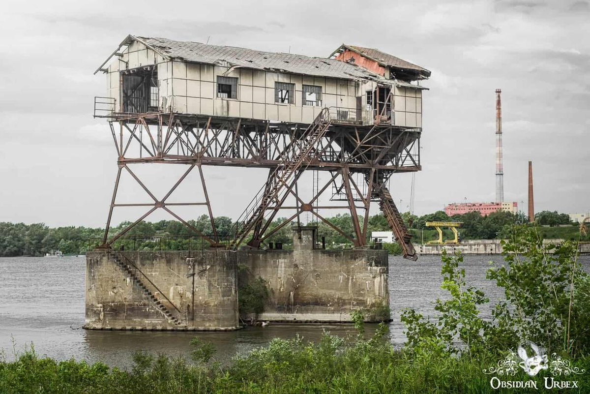 ObsidianUrbex's tweet image. 🖊️🚫 Wrong answers only! What is this hulking behemoth? share a crazy backstory for this scene using your imagination!

PSA - I know what it is, but I’m bored and feeling silly :)

#Story #Photography #WritingPrompt