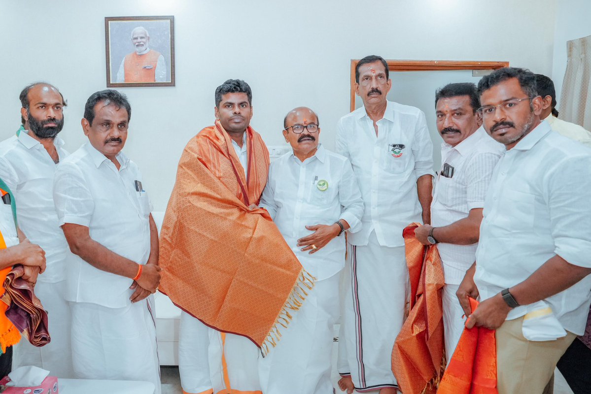 இன்றைய தினம், அஇஅதிமுக சார்பில், பொள்ளாச்சி சட்டமன்றத் தொகுதியில் போட்டியிடும், தேசிய ஜனநாயகக் கூட்டணியின் வெற்றி வேட்பாளர் முன்னாள் அமைச்சர் அண்ணன் திரு. பொள்ளாச்சி V. ஜெயராமன் அவர்களைச் சந்தித்ததில் மிகுந்த மகிழ்ச்சி.

தொடர்ந்து ஐந்து முறை, பொதுமக்கள் பேராதரவுடன் சட்டமன்ற