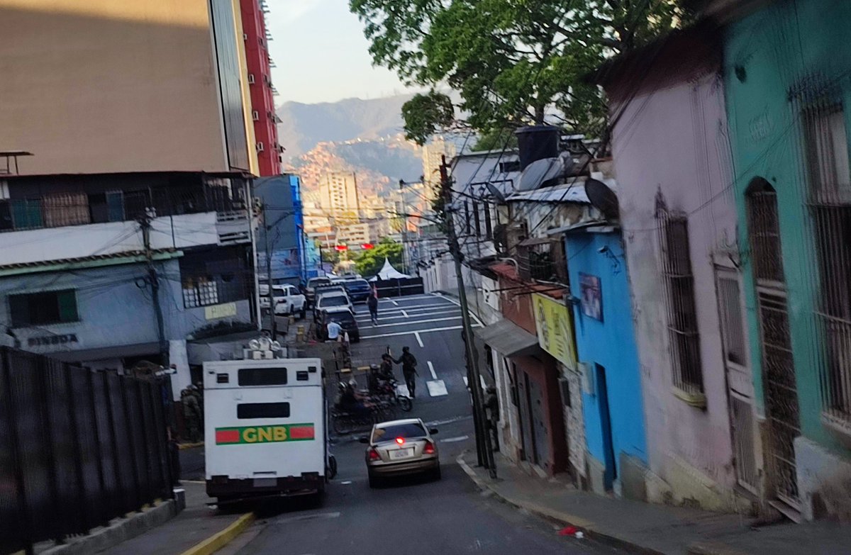 ReporteYa's tweet image. #9Abr 7:35 AM #Caracas 
@RobertLobo_: Todos los accesos al Palacio de Miraflores cerrados. Capitolio y la Plaza O'leary también con restricciones. Hay una tarima instalada en Miraflores. Muchísima presencia policial y militar en el centro de Caracas.
Hoy hay marcha del chavismo y