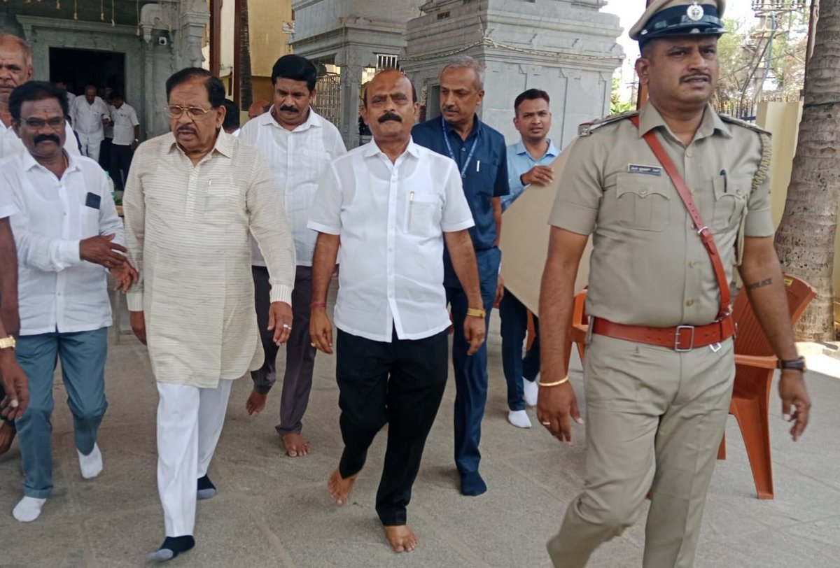 gggudips's tweet photo. ಕರ್ನಾಟಕ ಸರ್ಕಾರದ ಮಾನ್ಯ ಗೃಹ ಸಚಿವರಾದ ಡಾ.ಜಿ.ಪರಮೇಶ್ವರ ಅವರು ಚಿಕ್ಕಬಾಣಾವರದಲ್ಲಿನ ವಿವಿಧ ಪೊಲೀಸ್ ಕಟ್ಟಡಗಳ ಉದ್ಘಾಟನೆ ಮತ್ತು ಶಂಕುಸ್ಥಾಪನೆ ಕಾರ್ಯಕ್ರಮದಲ್ಲಿ ಭಾಗವಹಿಸಿ, ಮರಳುವಾಗ ನಮ್ಮ ಠಾಣಾ ಸರಹದ್ದಿನ ಶ್ರೀ ವೆಂಕಟೇಶ್ವರ ದೇವಸ್ಥಾನಕ್ಕೆ ಭೇಟಿ ನೀಡಿ ಪೂಜೆ ಸಲ್ಲಿಸಿದರು.ಈ ಸಂದರ್ಭದಲ್ಲಿ ಸೂಕ್ತ  ಭದ್ರತಾ ವ್ಯವಸ್ಥೆ ಕಲ್ಪಿಸಲಾಯಿತು. https://t.co/TizwqJ8HNa