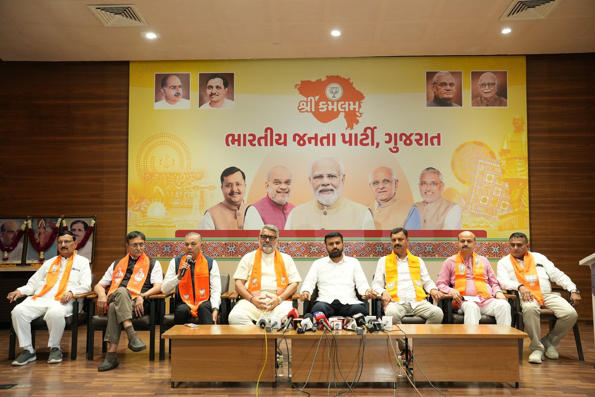 BJP4Gujarat's tweet photo. આજે પ્રદેશ કાર્યાલય 'શ્રી કમલમ્' ખાતે ખેડૂત આગેવાન શ્રી રાજુભાઈ કરપડા સહિત અન્ય અગ્રણીઓ ભારતીય જનતા પાર્ટીની વિકાસની રાજનીતિ અને રાષ્ટ્રવાદી વિચારધારાથી પ્રભાવિત થઈ વિધિવત રીતે પક્ષમાં જોડાયા. https://t.co/AVIn24usgE