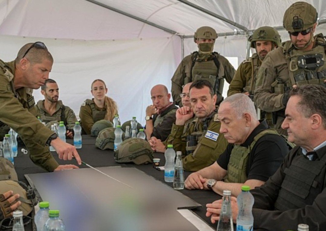 MischkaBudnik's tweet image. Well, we've known for a long time that it wasn't the Iranian group "Handala", but that the #ФСБ collected thousands of photos, including recordings of meetings, documents and classified files, as well as alleged identifications. Have you figured out how to #identify me? )) #Гиви